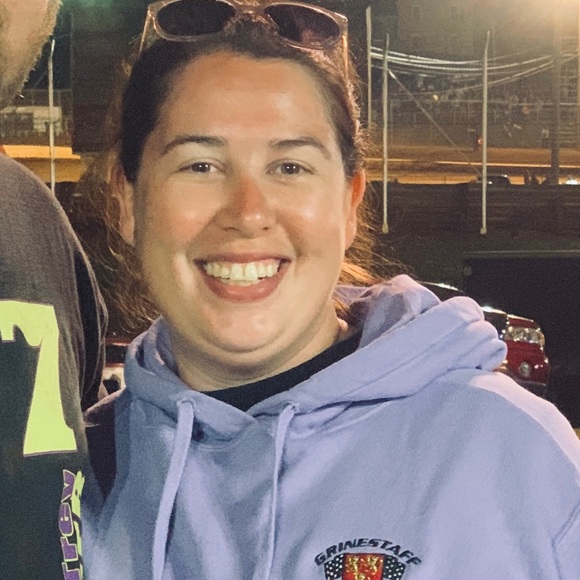 Profile Picture of Danielle Hivner (@dhivner02) on Poshmark