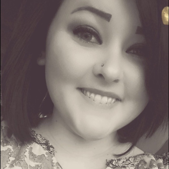 Profile Picture of Kennly Hunter (@kennlyhunter) on Poshmark