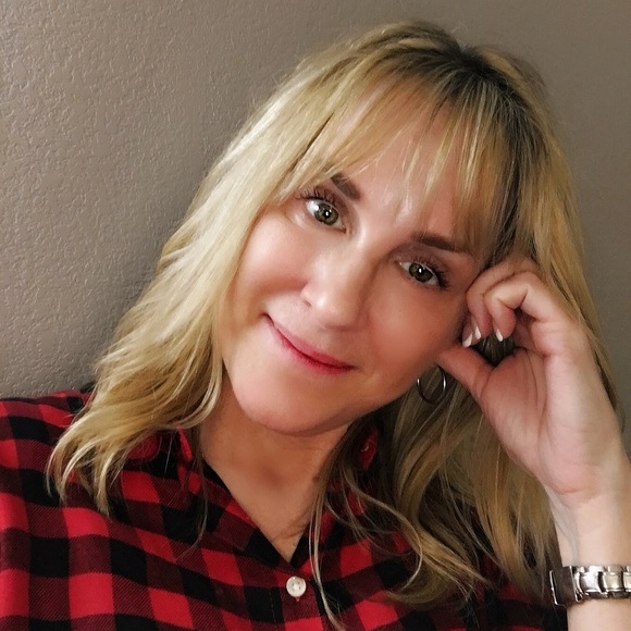 Profile Picture of Sandy Newton (@sannew66) on Poshmark