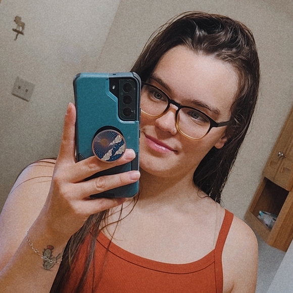 Profile Picture of Lizabeth Mitchell (@lizabeth_arlene) on Poshmark