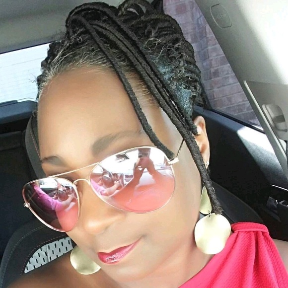 Profile Picture of Paula Anderson (@pj0326) on Poshmark