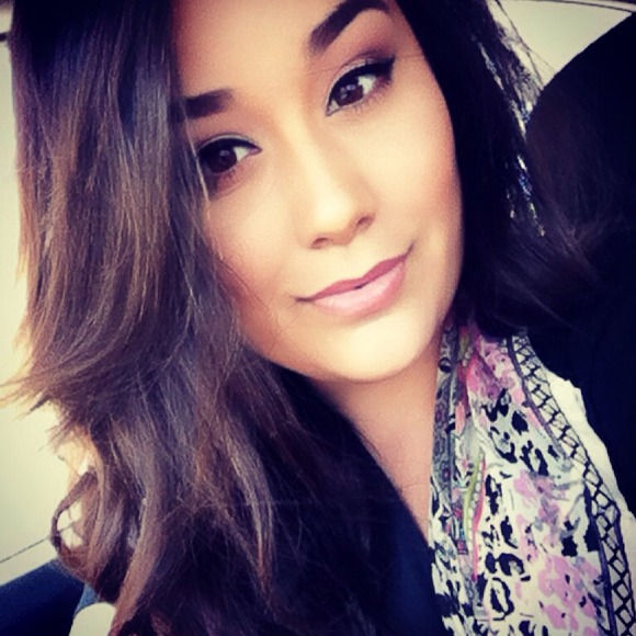 Profile Picture of Stephanie Cordero (@stephie_nicole) on Poshmark