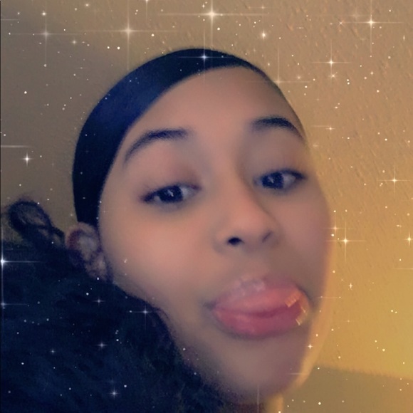 Profile Picture of Alexa Ortiz (@lexaa0828) on Poshmark