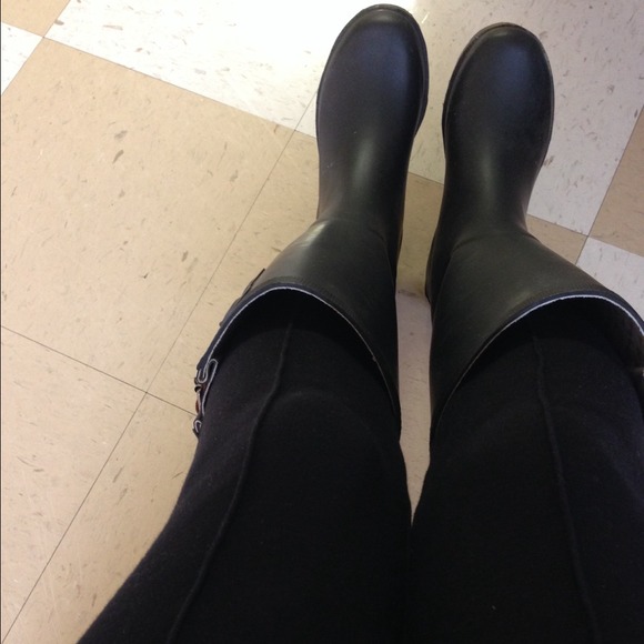 Profile Picture of Vivian Alvarado (@valfarad88) on Poshmark