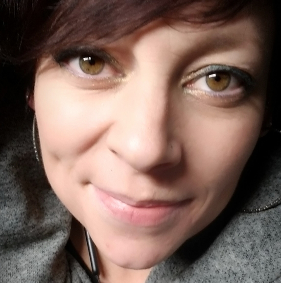 Profile Picture of Robin Lindsey (@birdie81) on Poshmark