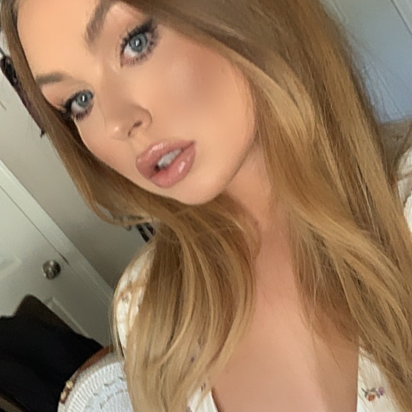 Profile Picture of Savannah Pages (@savpages) on Poshmark