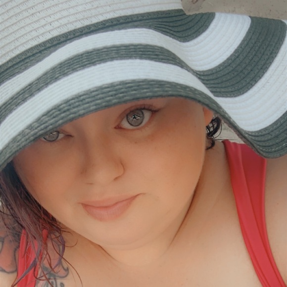 Profile Picture of Jennifer Brett (@jenniferbrett90) on Poshmark
