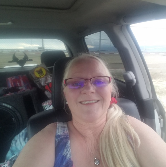 Profile Picture of Renee Mackey (@reneelyn1) on Poshmark