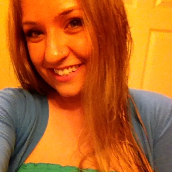 Profile Picture of Miranda Milovich (@mcmilovich) on Poshmark