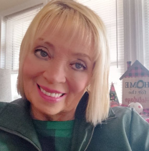 Profile Picture of Debbie Bray (@debbiebray19) on Poshmark