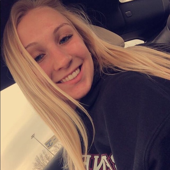 Profile Picture of Nikki Behlmann (@behlmannnicole) on Poshmark