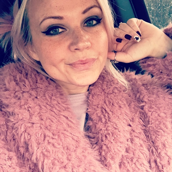Profile Picture of Jo Friedman (@scarlette217) on Poshmark