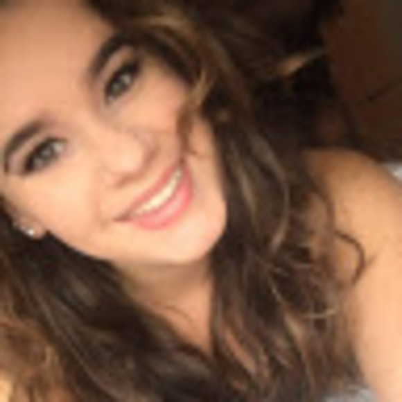 Profile Picture of Kristen Gesicki (@kristengesicki) on Poshmark