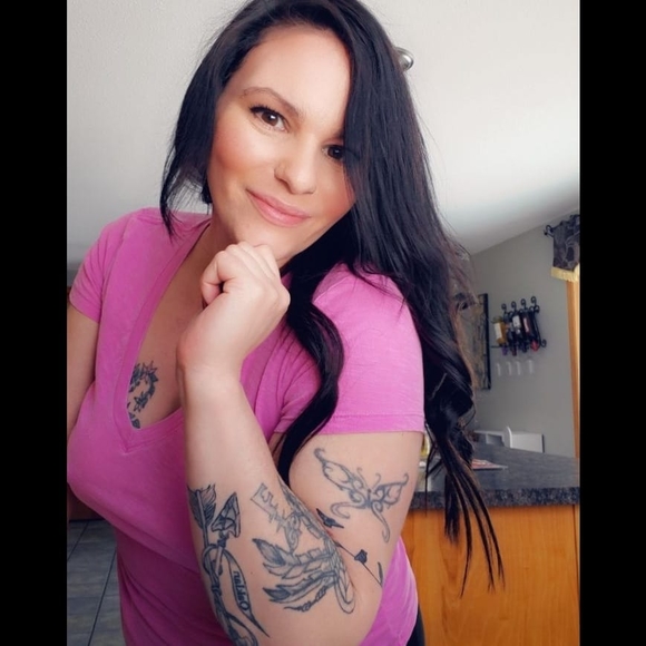 Profile Picture of Cassandra Cypher - meschefske (@cassandracypher) on Poshmark