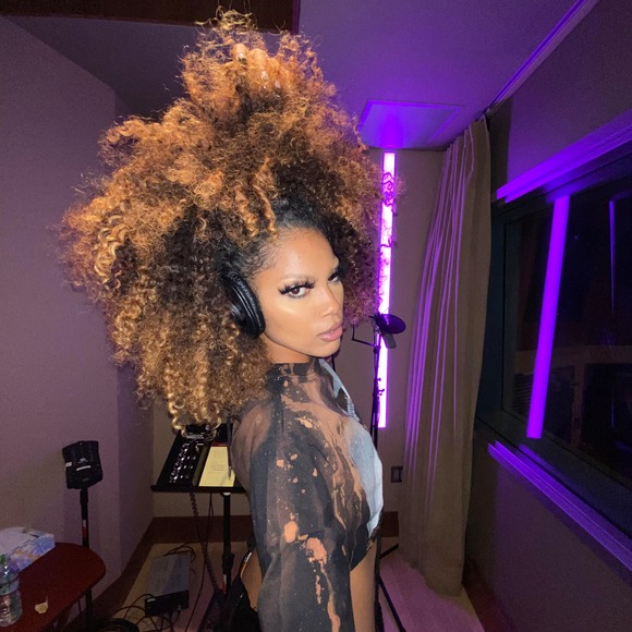 Profile Picture of Aliyah Scott (@officiallee) on Poshmark