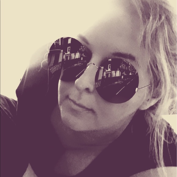 Profile Picture of Kelly Tinker (@ktink) on Poshmark
