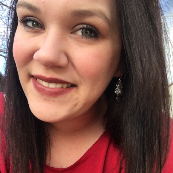 Profile Picture of Taylor Towry (@ttowry) on Poshmark