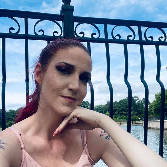 Profile Picture of Liz Schutte (@lizschutte) on Poshmark