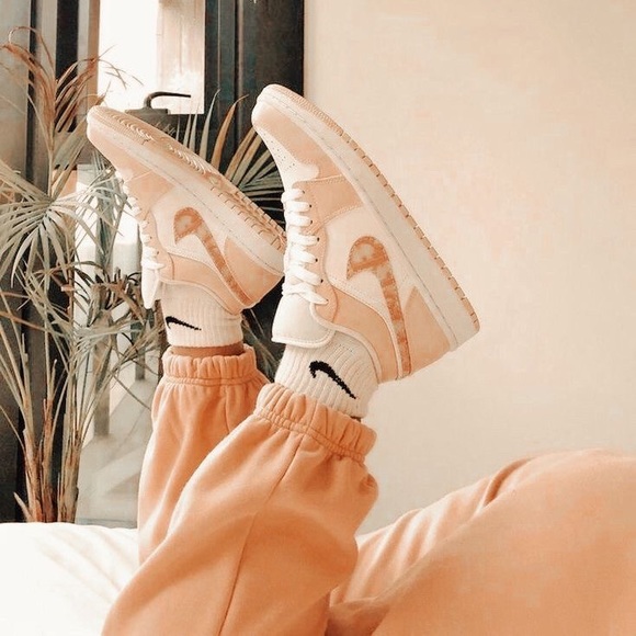 Profile Picture of Alexa Olguin (@cherri_) on Poshmark