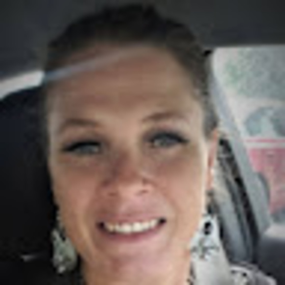 Profile Picture of Lara Murphy (@laramurphy531) on Poshmark