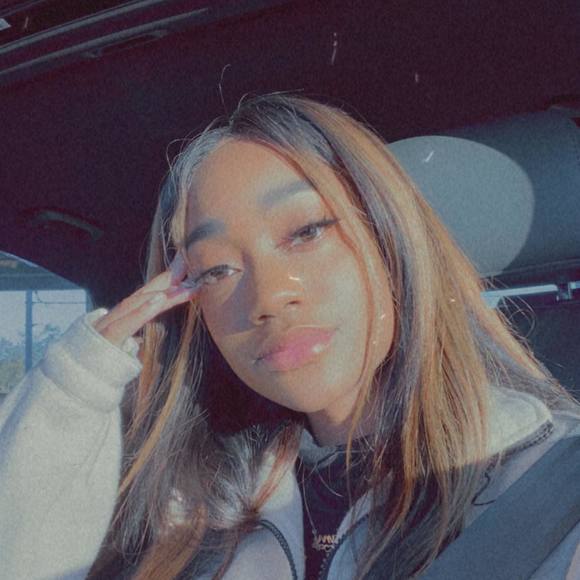 Paisley Hollenquest - Poshmark Profile Picture of Paisley Hollenquest (@p_hollenquest) on Poshmark