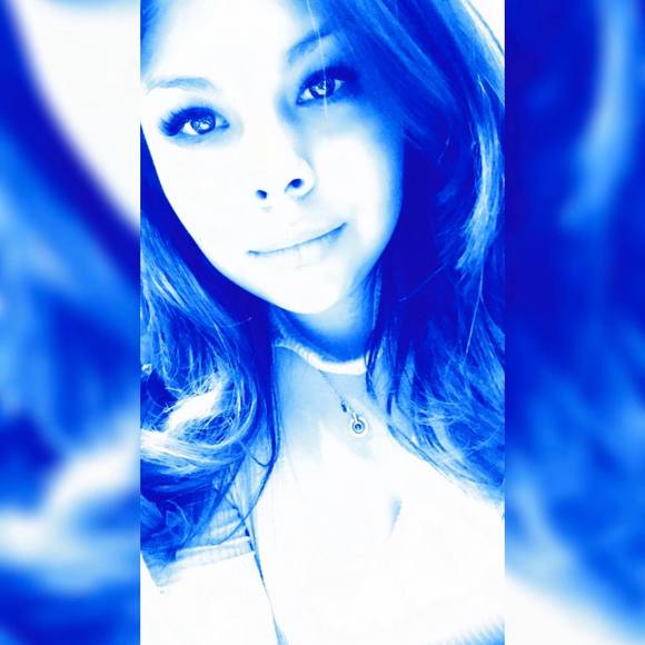 Profile Picture of Stephannie Vargas (@stephannie_v) on Poshmark