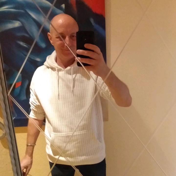 Profile Picture of Robert Henow (@roberthenow) on Tiktok
