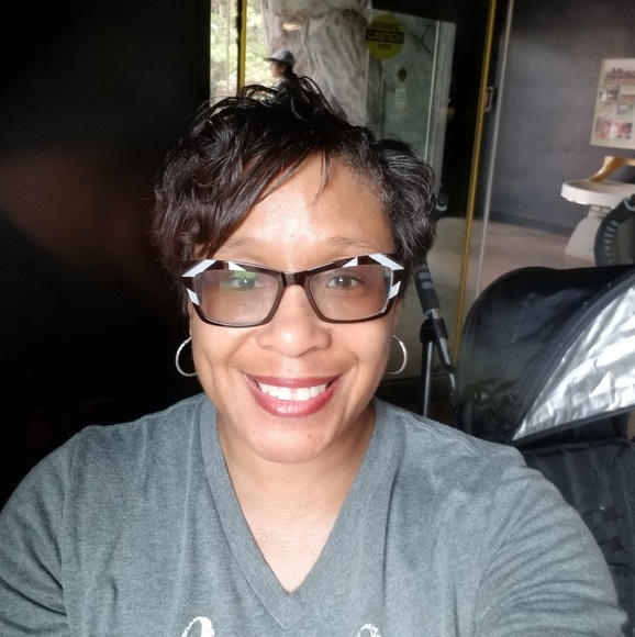 Profile Picture of Lori Ruffin (@jusbenme67) on Poshmark