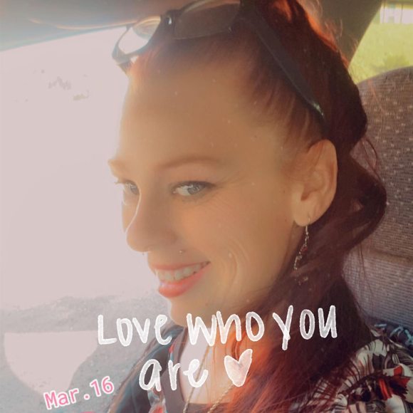 Profile Picture of Elizabeth Leininger (@e_leininger) on Poshmark