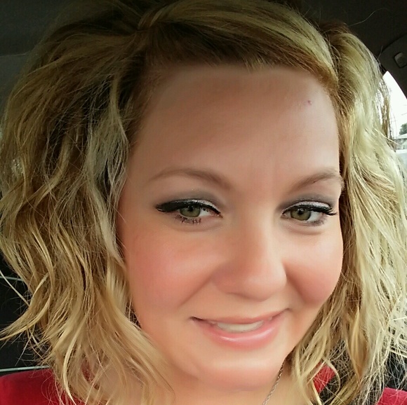 Profile Picture of Seanna Nicole (@seanna9608) on Poshmark