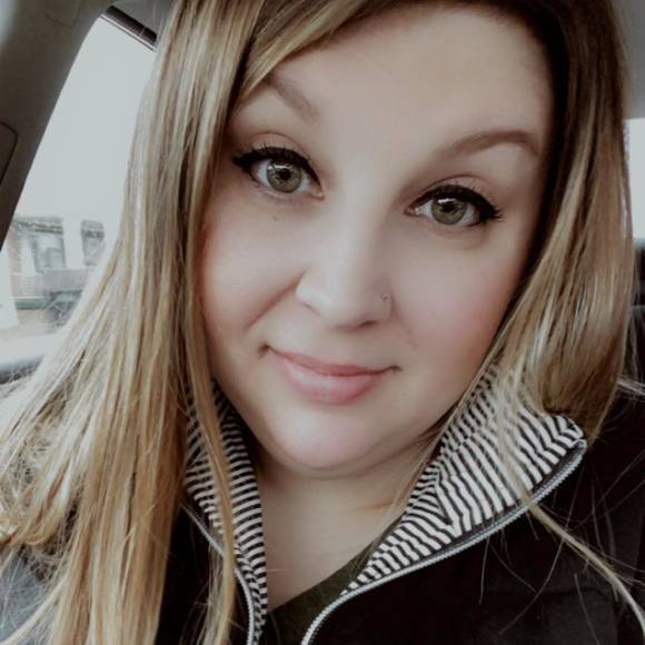 Profile Picture of Whitney Daniels (@xosugarbear87) on Poshmark