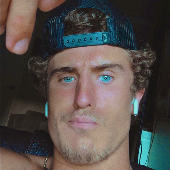 Profile Picture of Justin Hott (@justinhott) on Poshmark