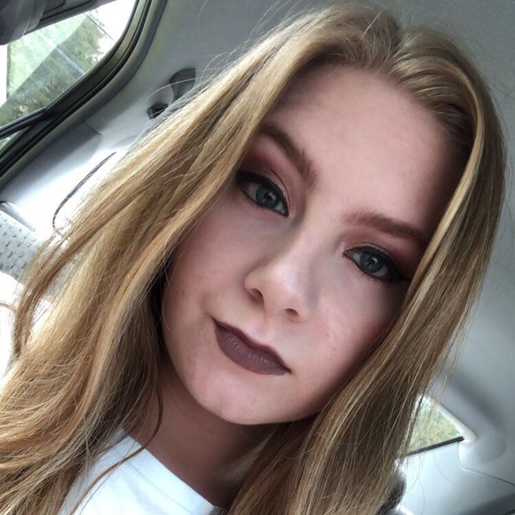 Profile Picture of Taylor Mello (@taylorrrrmello) on Poshmark