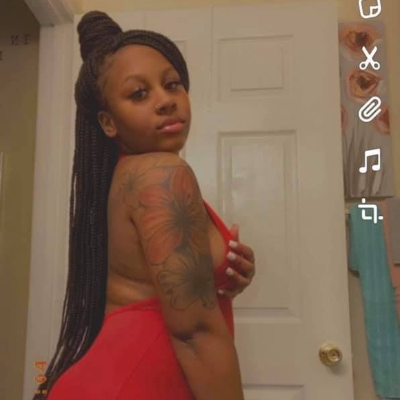 Profile Picture of Tylia Debro (@liatooley) on Poshmark