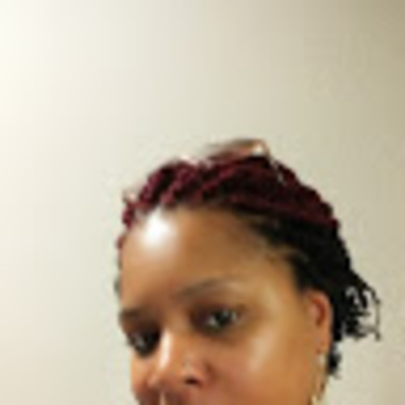 Profile Picture of Crystal Staples (@crystyles378) on Poshmark