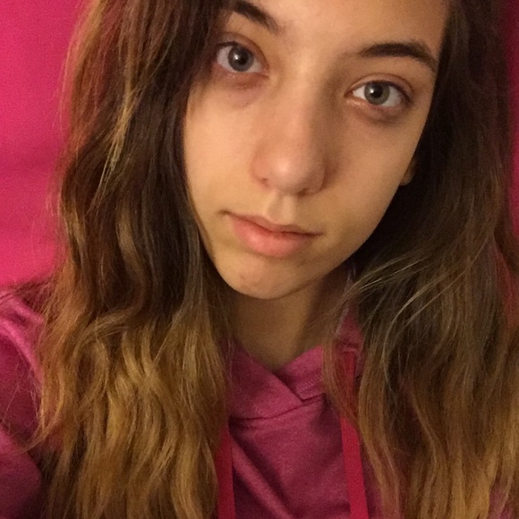 Profile Picture of Leah Tate (@leahisfun) on Poshmark