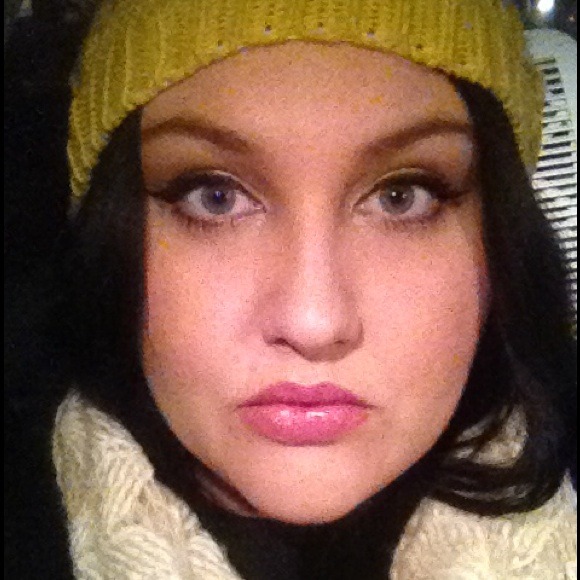 Profile Picture of Danielle Unfried (@glamourgeekpdx) on Poshmark