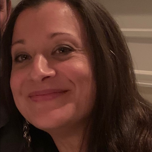 Profile Picture of Robin Mcclure (@rtrudeau21) on Poshmark