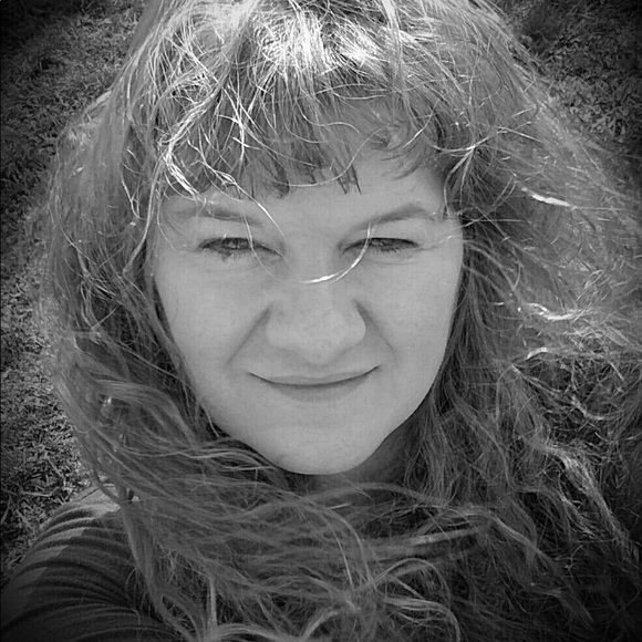 Profile Picture of Cynthia Savey (@surething68) on Poshmark