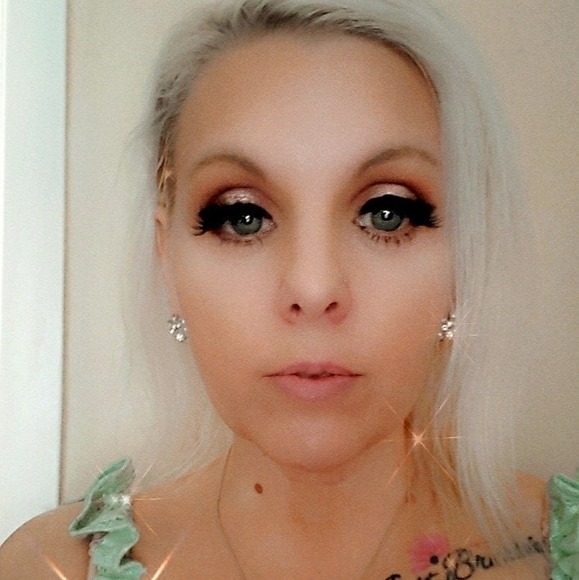 Profile Picture of Jinjer Larsen (@jinjerspice) on Poshmark