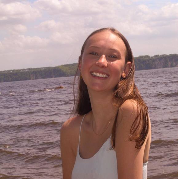 Profile Picture of Amélie Falardeau (@ame2468) on Poshmark