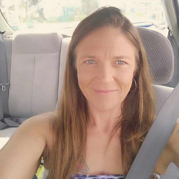 Profile Picture of Tonya Warmuth (@tonyawarmuth_) on Poshmark