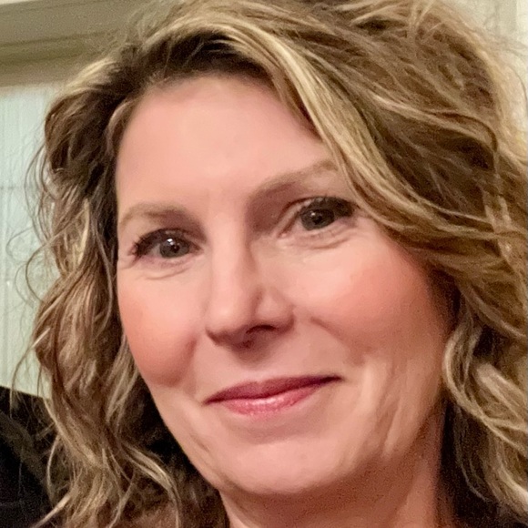 Profile Picture of Deb Gakeler (@dbeecho) on Poshmark