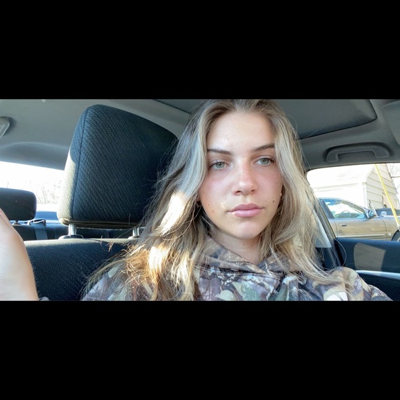 Profile Picture of Annie Tomaszek (@tomaszekaa17) on Poshmark