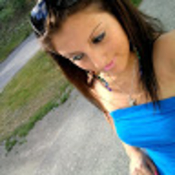 Profile Picture of Amanda Pitton (@shawty4lyfe1990) on Poshmark