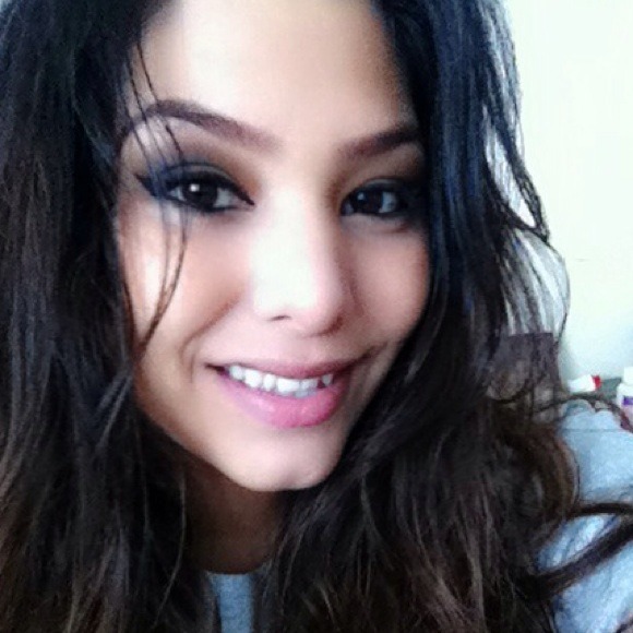 Profile Picture of Desiree Ledesma (@desii_lu) on Poshmark