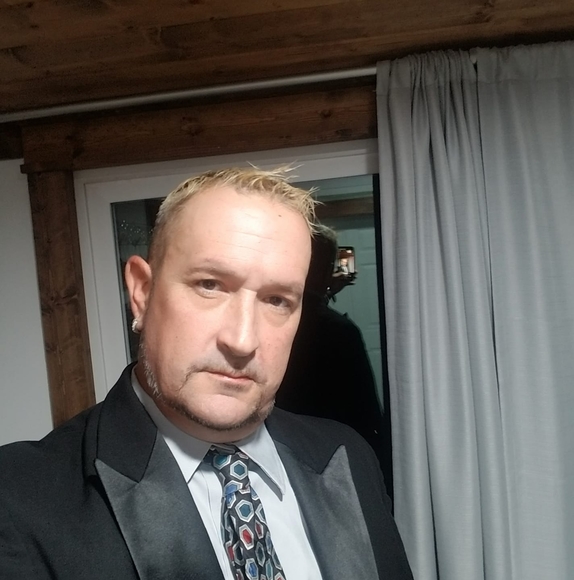 Profile Picture of Rick Lynch (@ricklynchjr) on Poshmark