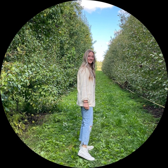 Profile Picture of Alexis Lindstrom (@lindst34) on Poshmark