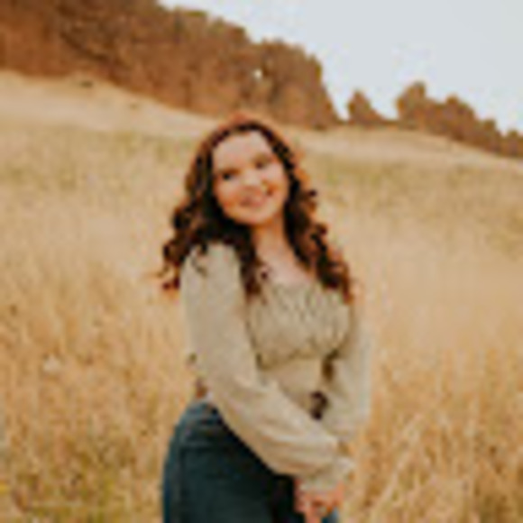 Profile Picture of Rose Weidemann (@rweidemann28) on Poshmark