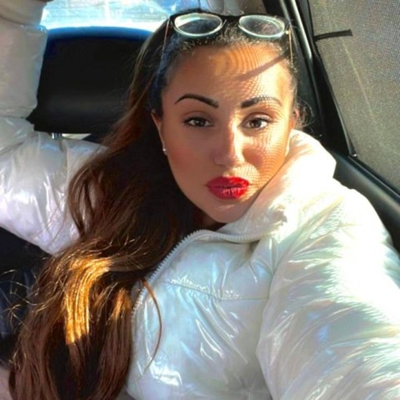 Profile Picture of Laura Laura (@baloghlaura0227) on Poshmark